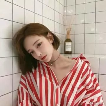 照片中的女孩